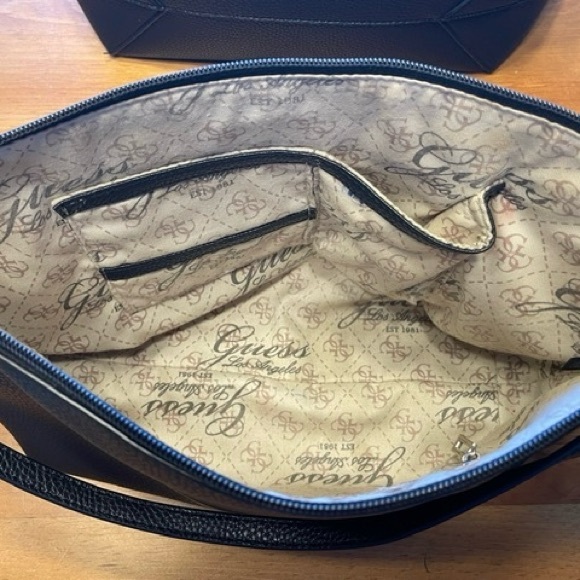 Guess two in one handbag….plus the inside bag is reversible - Picture 13 of 15